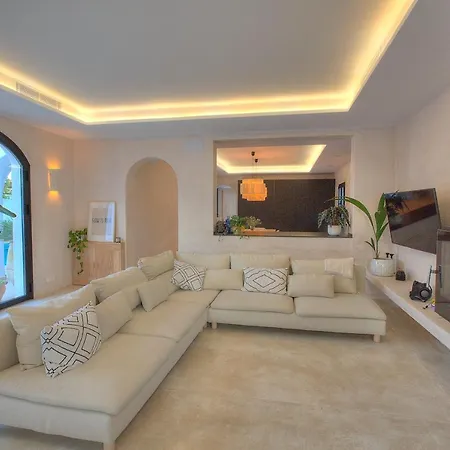 Mas Tranquila - A Stylish With Pool 150 M From The Villa *