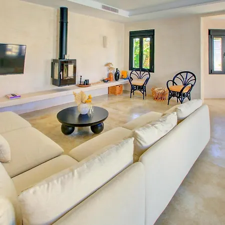 Mas Tranquila - A Stylish With Pool 150 M From The Villa