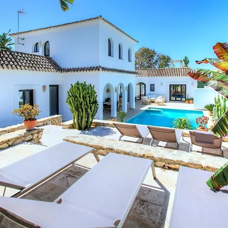 Mas Tranquila - A Stylish With Pool 150 M From The Villa *