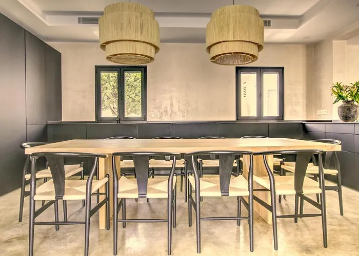 Вилла Mas Tranquila - A Stylish With Pool 150 M From The