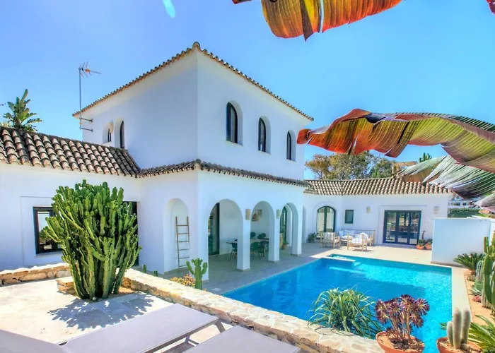 Villa Mas Tranquila - A Stylish With Pool 150 M From The